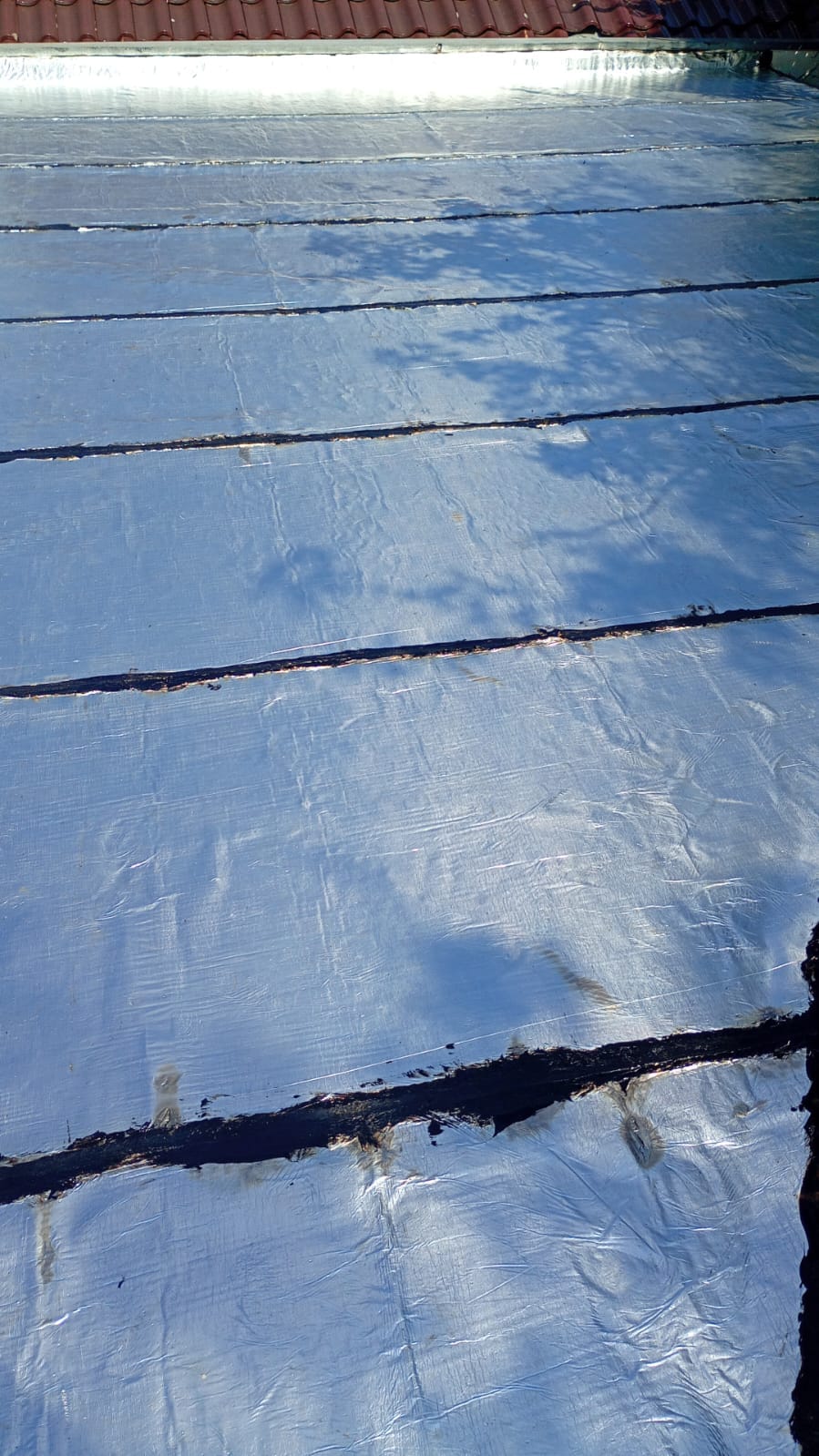 Isolamento térmico de telhado com manta aluminizada