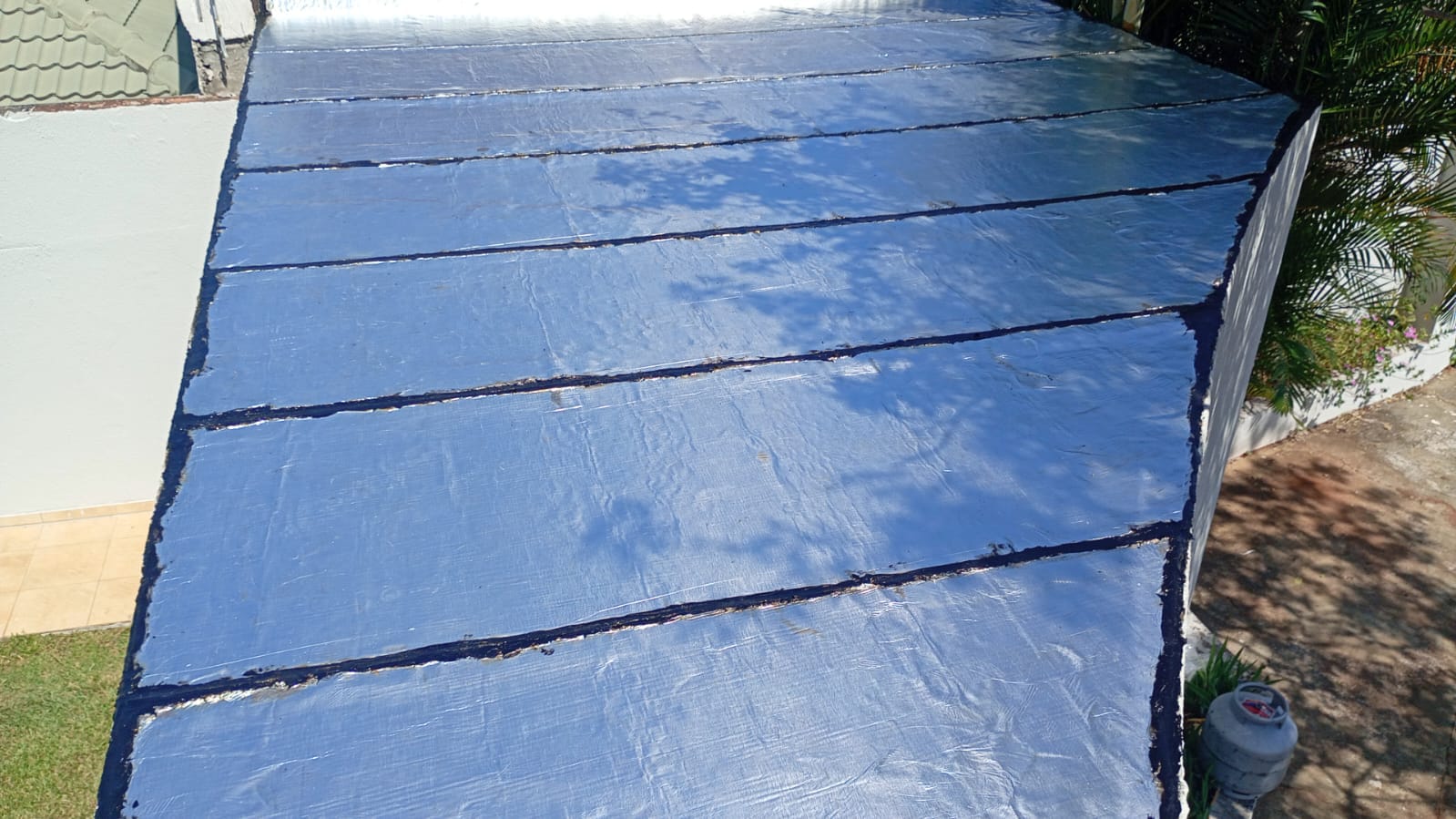 Telhado residencial com aplicação de manta térmica refletiva